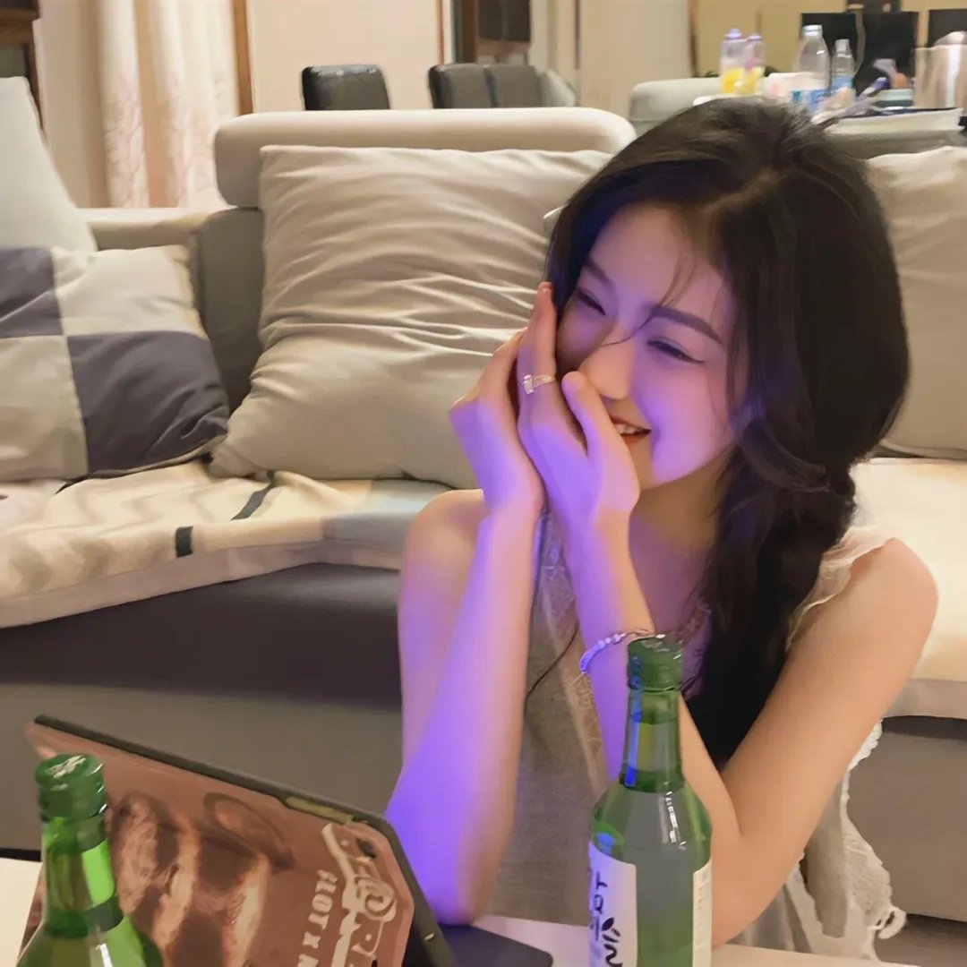 黑料网 - 某顶流男星被曝与经纪人隐婚三年，女方已孕